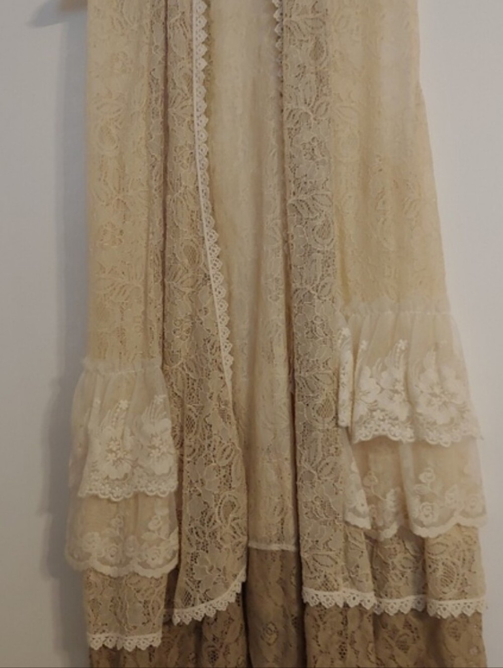 Lady Noiz Cream Lace Tiered Shrug